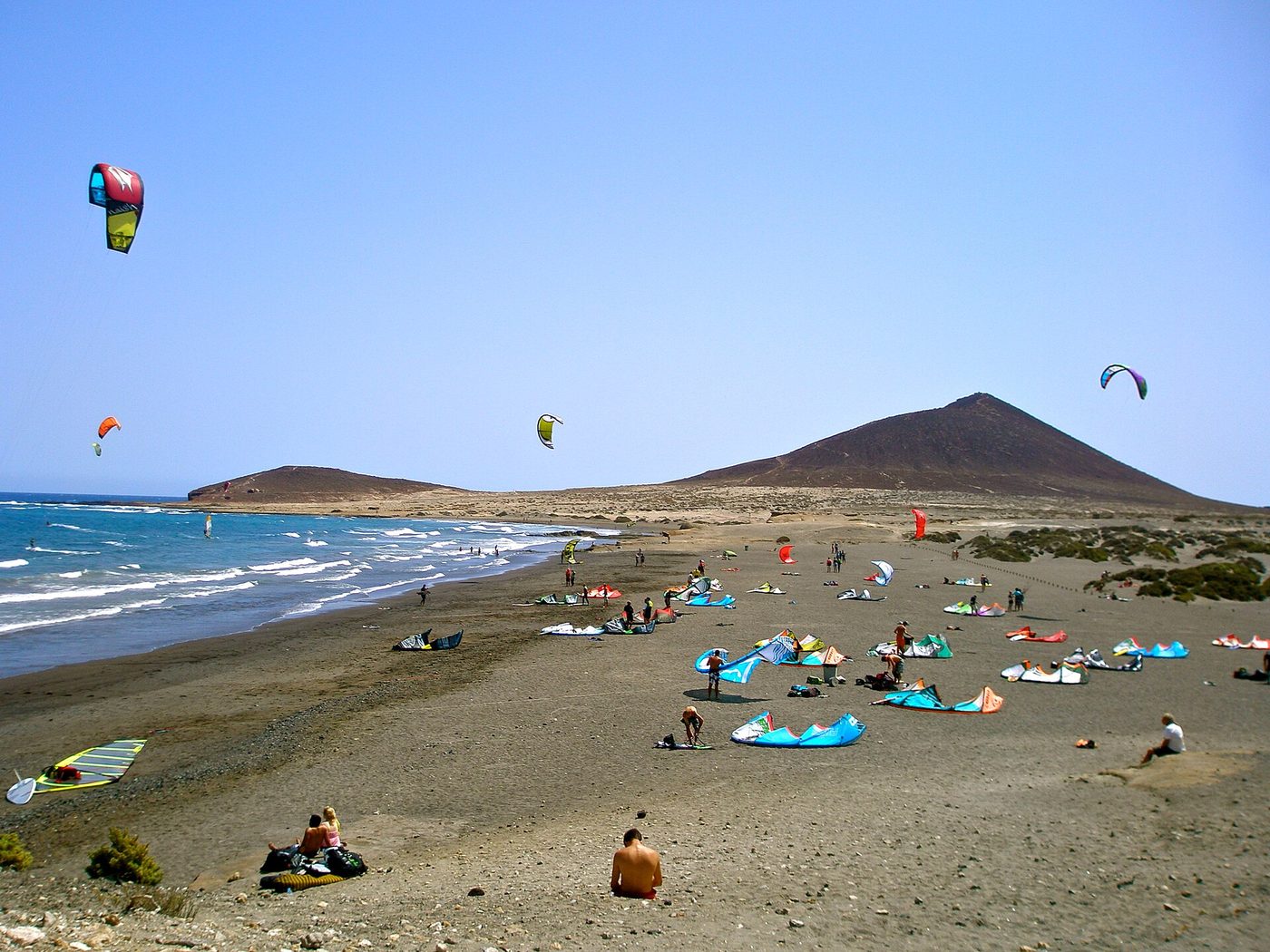 Kites and windsurfers on the beach below Montaña Roja