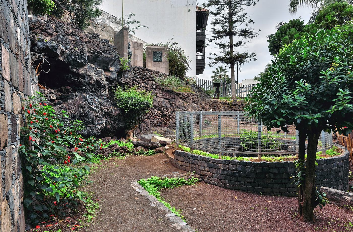 The Puerta de Tierra, the old gate to the harbour, now in a garden