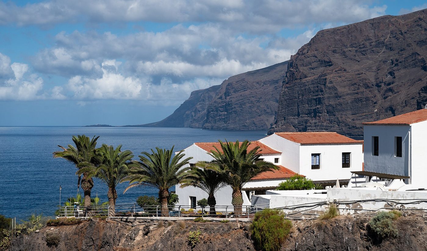 The cliffs of Los Gigantes seen from the town