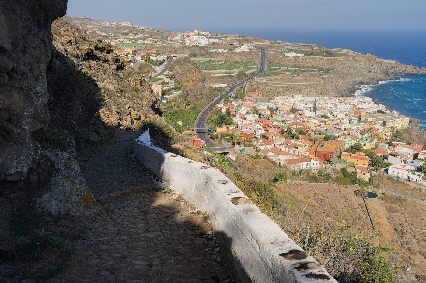 The path of Mazapé climbing the old cliff above the village